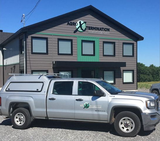 Camion et siège social de l'entreprise spécialisée en antiparasitaire agricole   dans Bellechasse